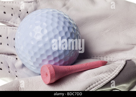 La pallina da golf e guanto isolato su un puro sfondo bianco Foto Stock