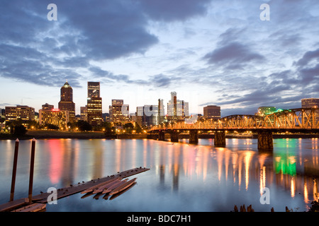 Skyline di Portland Oregon sul fiume Willamette Foto Stock