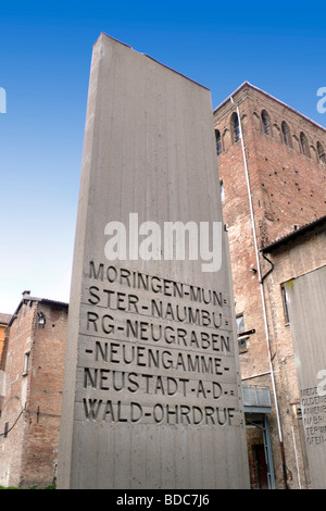 Il Museo Monumento al Deportato, cortile delle stele, Carpi (Modena) Foto Stock