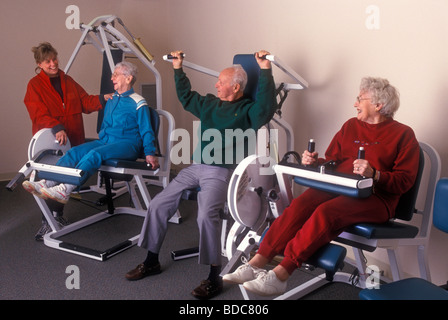 I cittadini anziani che lavora fuori in una sala esercizi Foto Stock