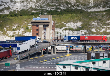 Accodamento di camion a Dover al porto dei traghetti, England, Regno Unito Foto Stock