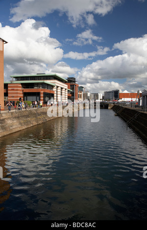 Moderni edifici per uffici a rinnovata clarendon per la porta del dock di Belfast Belfast Irlanda del Nord Regno Unito Foto Stock