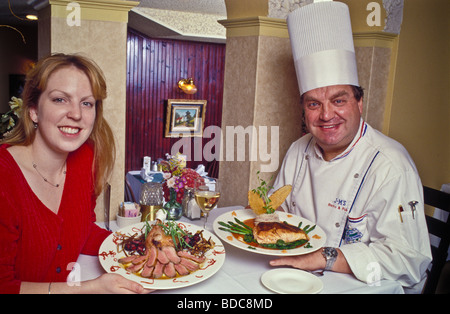 Lo chef e la figlia di visualizzare due piastre di ristoranti gourmet speciale presentazione di cibo. Foto Stock