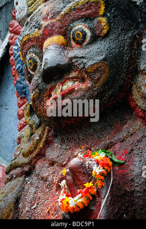 Nero Bhairab statua pregare offerta rituale del culto Khal Bhairav Shiva il quadrato di Durbar Kathmandu in Nepal Foto Stock