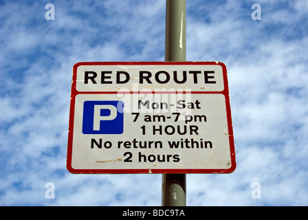 British cartello stradale che indica una Londra percorso rosso e dando parcheggio dettagli della restrizione, in East Sheen, a sud-ovest di Londra - Inghilterra Foto Stock
