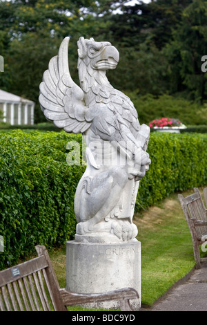 Statua fuori casa delle palme a Kew Gardens LONDRA Foto Stock