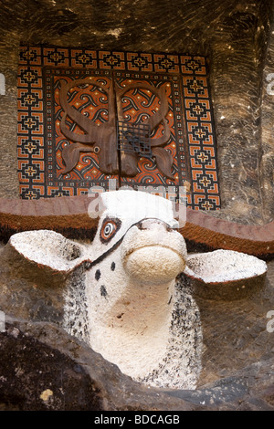 Indonesia Sulawesi Tana Toraja Lokomata tradizionali tombe rupestri tagliato in boulder con giovenco decorazione di testa Foto Stock