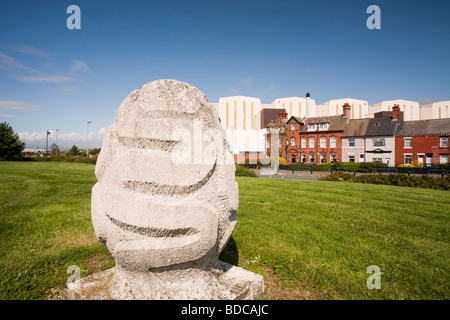 BAE Systems edifici adombrando vecchie case a schiera a Barrow in Furness Cumbrias REGNO UNITO Foto Stock