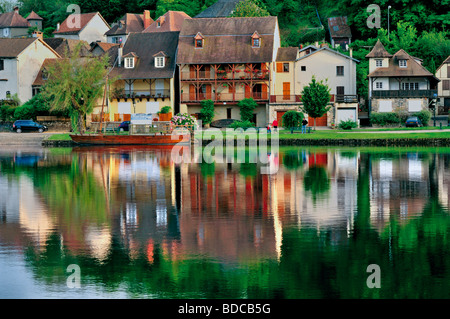 Francia: Beaulieu-sur-Dordogne e fiume Dordogne Foto Stock