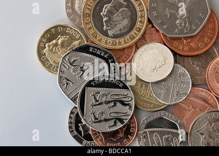 Parte superiore verso il basso di una pila di Sterling denaro in contanti delle monete in vari tagli dal di sopra. Inghilterra Regno Unito Gran Bretagna Foto Stock
