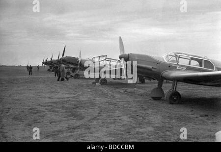 Trasporto / trasporto, aviazione, aeromobili, Messerschmitt Bf 108 'Taisfun' su un campo aereo, fine 1930s, Foto Stock