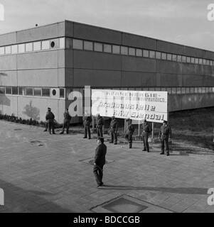 Geografia / viaggio, Germania, RDT, movimento anti-nucleare, Poliziotti che proteggono il sito di costruzione della centrale nucleare Stendal, 11.3.1990, Foto Stock