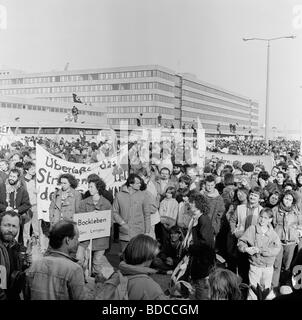 Geografia / viaggio, Germania, RDT, movimento anti-nucleare, dimostrazione dei tedeschi dell'Est e dell'Ovest contro la centrale nucleare Stendal, 11.3.1990, Foto Stock