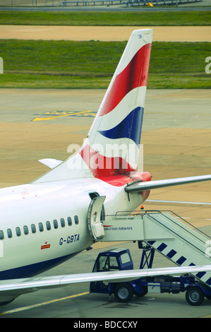 British Airways aereo Boeing 737 presso l'aeroporto di Gatwick di Londra, Inghilterra Foto Stock