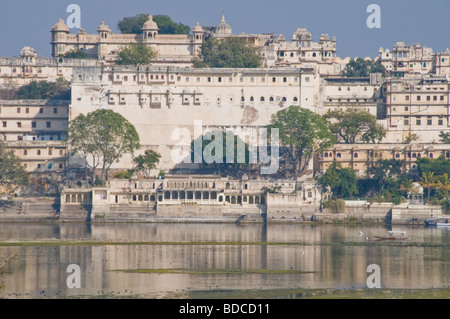 Hotel Udaivilas e terreni che si affacciano Palazzo di Città, il Lago Palace Hotel, Lago Pichola, Udaipur, Rajasthan, India Foto Stock