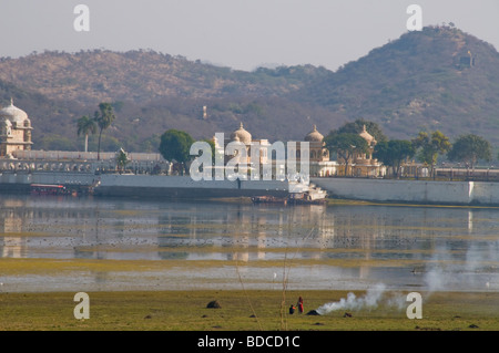 Hotel Udaivilas e terreni che si affacciano Palazzo di Città, il Lago Palace Hotel, Lago Pichola, Udaipur, Rajasthan, India Foto Stock