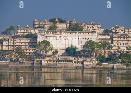 Hotel Udaivilas e terreni che si affacciano Palazzo di Città, il Lago Palace Hotel, Lago Pichola, Udaipur, Rajasthan, India Foto Stock