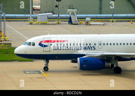 British Airways Airbus A319 in aereo all'Aeroporto di Gatwick di Londra, Inghilterra Foto Stock