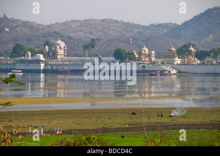 Hotel Udaivilas e terreni che si affacciano Palazzo di Città, il Lago Palace Hotel, Lago Pichola, Udaipur, Rajasthan, India Foto Stock