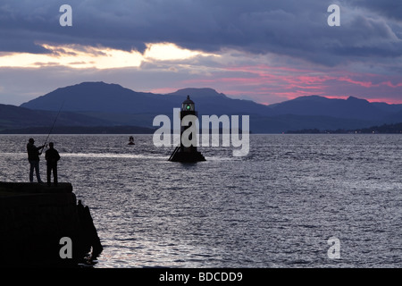 Due uomini che pescano al tramonto sul Firth of Clyde, Port Glasgow, Scozia, Regno Unito Foto Stock