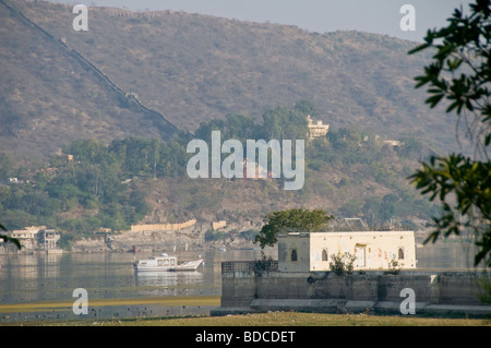 Armeria,Udaivilas Hotel e terreni che si affacciano Palazzo di Città, Arsenal,Lake Palace Hotel, Lago Pichola, Udaipur, Rajasthan, India Foto Stock