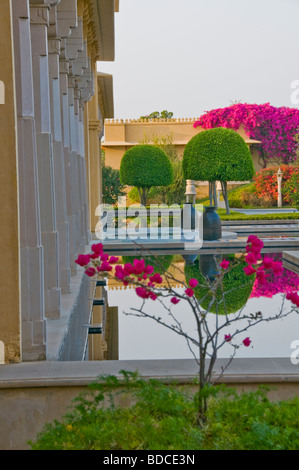 Hotel Udaivilas e giardini che guardano Palace Hotel, Lago Pichola, Udaipur, Rajasthan, India Foto Stock