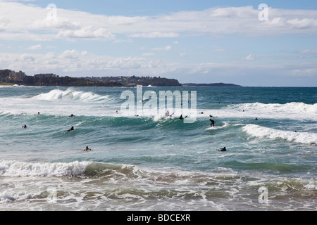 Surfisti a Manly Beach a Sydney in Australia Foto Stock