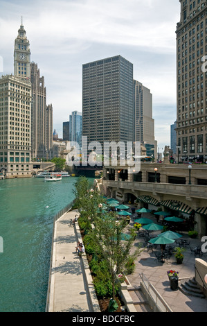 Guardando in giù il fiume Chicago dal nord Wabash Avenue in Chicago, IL. Il Wrigley Building è sul lato sinistro del telaio. Foto Stock