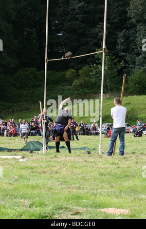 Uomo a competere in peso nel bar a Cortachy 2009 giochi delle Highland scozzesi Agosto 2009 Foto Stock