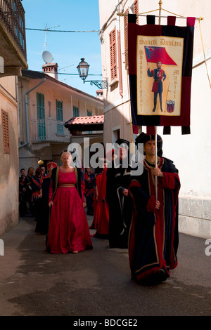 La parata di apertura dei dignitari sulla loro strada verso il centro del villaggio durante il Palio di Ameno, Italia, un festival estivo Foto Stock