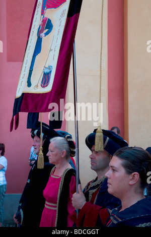 Dignitari in palio (summer festival) a Ameno, Italia; è un corteo medievale visibile oggi - in abiti rinascimentali. Foto Stock