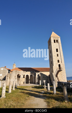 Campanile torre campanaria e le rovine della Basilica di San Giovanni Ivan Evangelista storica Città di Rab Croazia Foto Stock