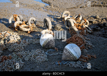 Lymington Marina Hampshire REGNO UNITO boe catene pneumatici limo di fango Foto Stock