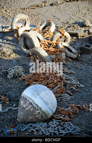 Lymington Marina Hampshire REGNO UNITO le catene di boa pneumatici limo di fango Foto Stock