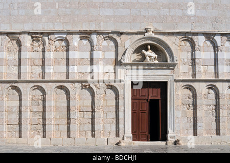 Ovest arcuata facciata anteriore della Chiesa (Cattedrale di Santa Maria la grande (Crkva svete Marije Velike) nella storica città di Rab, Croazia Foto Stock