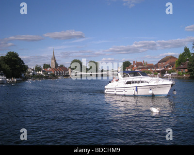 MARLOW, Buckinghshire, Inghilterra visto dal fiume Tjames Foto Stock