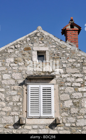 Facciata in pietra particolare della vecchia casa in centro storico di Rab Croazia Foto Stock