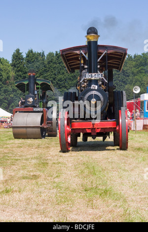 1905 Marshall motore trazione e 1916 Aveling Porter rullo di vapore Foto Stock