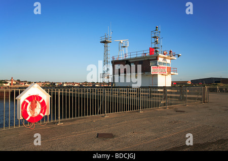 Coastwatch belvedere sulla fine del molo sud alla foce del fiume y vengono a Gorleston, Norfolk, Regno Unito. Foto Stock