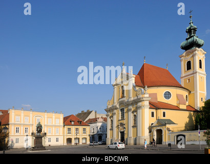 Gyor, W oltre Danubio, Ungheria. Chiesa del Carmine (1725) su Besci kapu ter (quadrato) Foto Stock