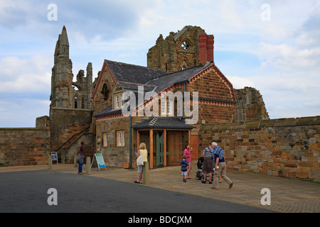 I visitatori a Whitby Abbey Informazioni e Biglietteria, Whitby, North Yorkshire, Inghilterra, Regno Unito. Foto Stock