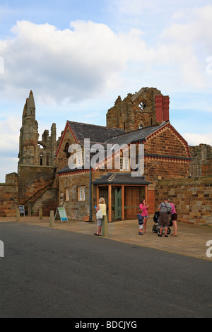 I visitatori a Whitby Abbey Informazioni e Biglietteria, Whitby, North Yorkshire, Inghilterra, Regno Unito. Foto Stock