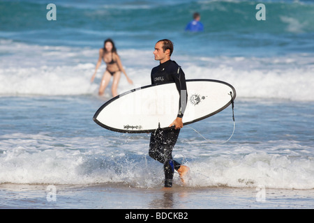 Un surfista a Bondi Beach a Sydney in Australia Foto Stock