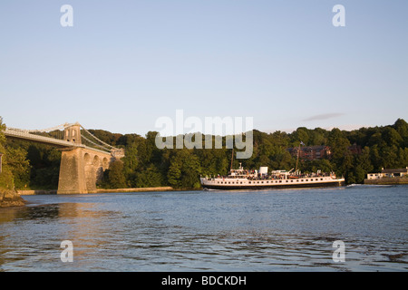 Menai Bridge Isola di Anglesey North Wales UK AGOSTO M.V.Balmoral avvicinando Thomas Telford iconici bridge Foto Stock