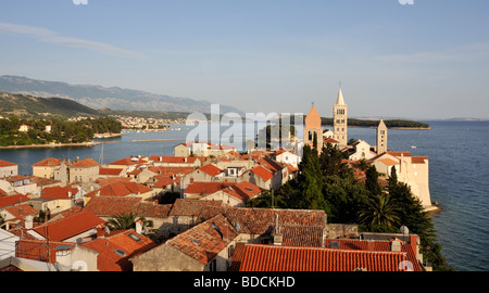 Kaldanac - la parte più antica della città di Rab con Campanili (campanili) delle chiese di San Giustino, Santa Maria e Sant'Andrea, Croazia Foto Stock