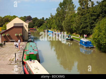 Narrowboats sul Kennet and Avon Canal a Devizes Wharf, Wiltshire, Inghilterra, Regno Unito Foto Stock