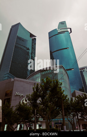 Plaza 66 (cinese: 恒隆广场) è un centro commerciale e complesso per uffici a Shanghai, costituito da un centro commerciale per lo shopping e due grattacieli. Foto Stock