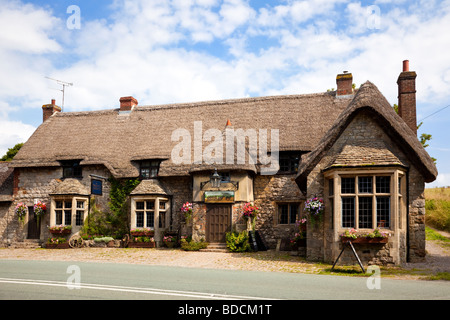 Inglese tradizionale paese di paglia pub, village pub - il carro e cavalli, Beckhampton, Marlborough, Wiltshire, Inghilterra, Regno Unito Foto Stock