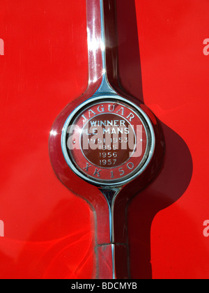 Chiusura del logo del bagagliaio su una Rossa Jaguar XK150 auto sportiva dichiarando vincitore di Le Mans 1951 1953 1955 1956 1957 Foto Stock