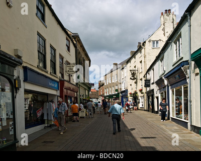 Gate Finkle strada pedonale dello shopping nella storica città mercato di Richmond North Yorkshire Foto Stock